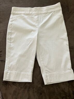 Alfred Dunner women’s size 12 petite white pull on capris.